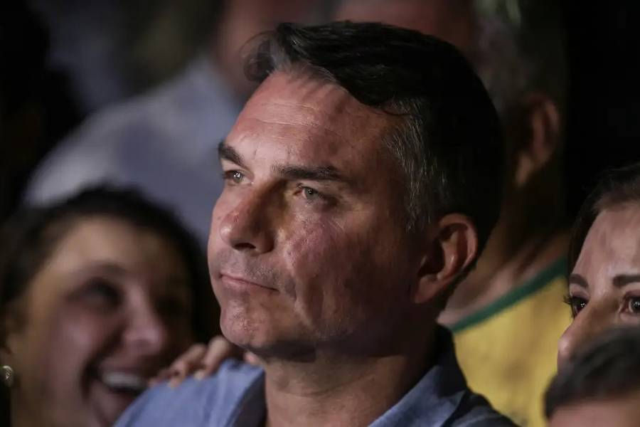Justiça suspende homenagem a Flávio Bolsonaro no Farol da Barra