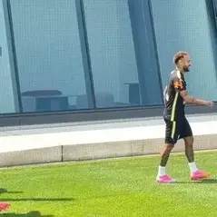 Pela primeira vez, Neymar treina junto com a equipe