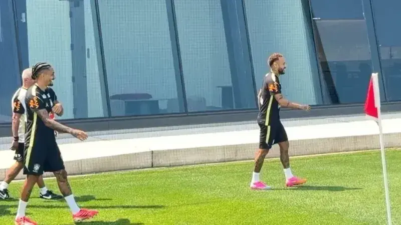 Pela primeira vez, Neymar treina junto com a equipe