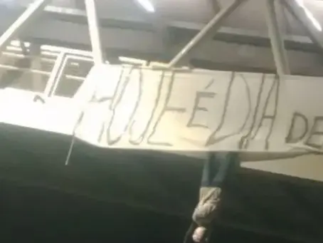 Boneco pendurado e faixa provocativa aparecem em passarela antes do Ba-Vi em Salvador