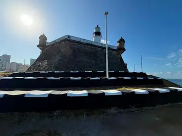 Arquibancada é instalada no Farol da Barra para contemplação do pôr do sol