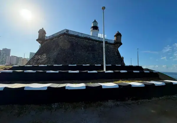Arquibancada é instalada no Farol da Barra para contemplação do pôr do sol