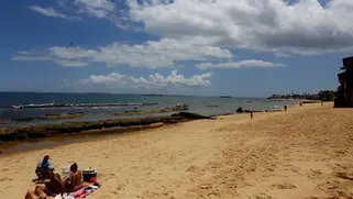 Somente uma praia de Salvador está própria para banho neste domingo