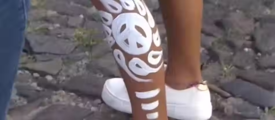 Polícia prende pintor tribal investigado por extorsão contra turistas