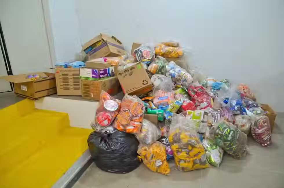 Quase 2 toneladas de alimentos vencidos são apreendidas na Bahia