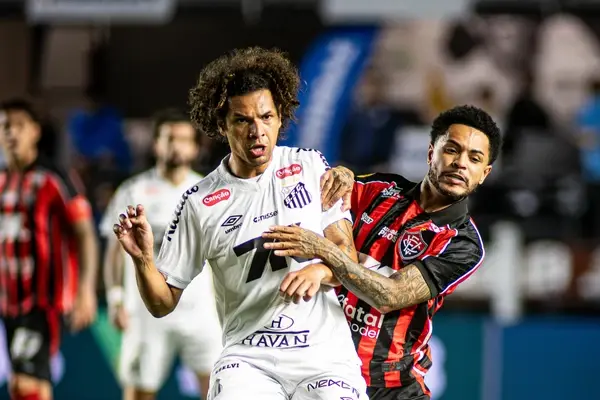 Vitória peca na defesa e perde para o Santos 
