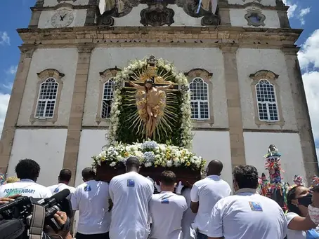 Imagem do Senhor do Bonfim chega à Colina Sagrada e reúne milhares de fiéis em Salvador