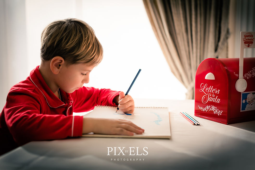 Jongen schrijft brief aan de kerstman.