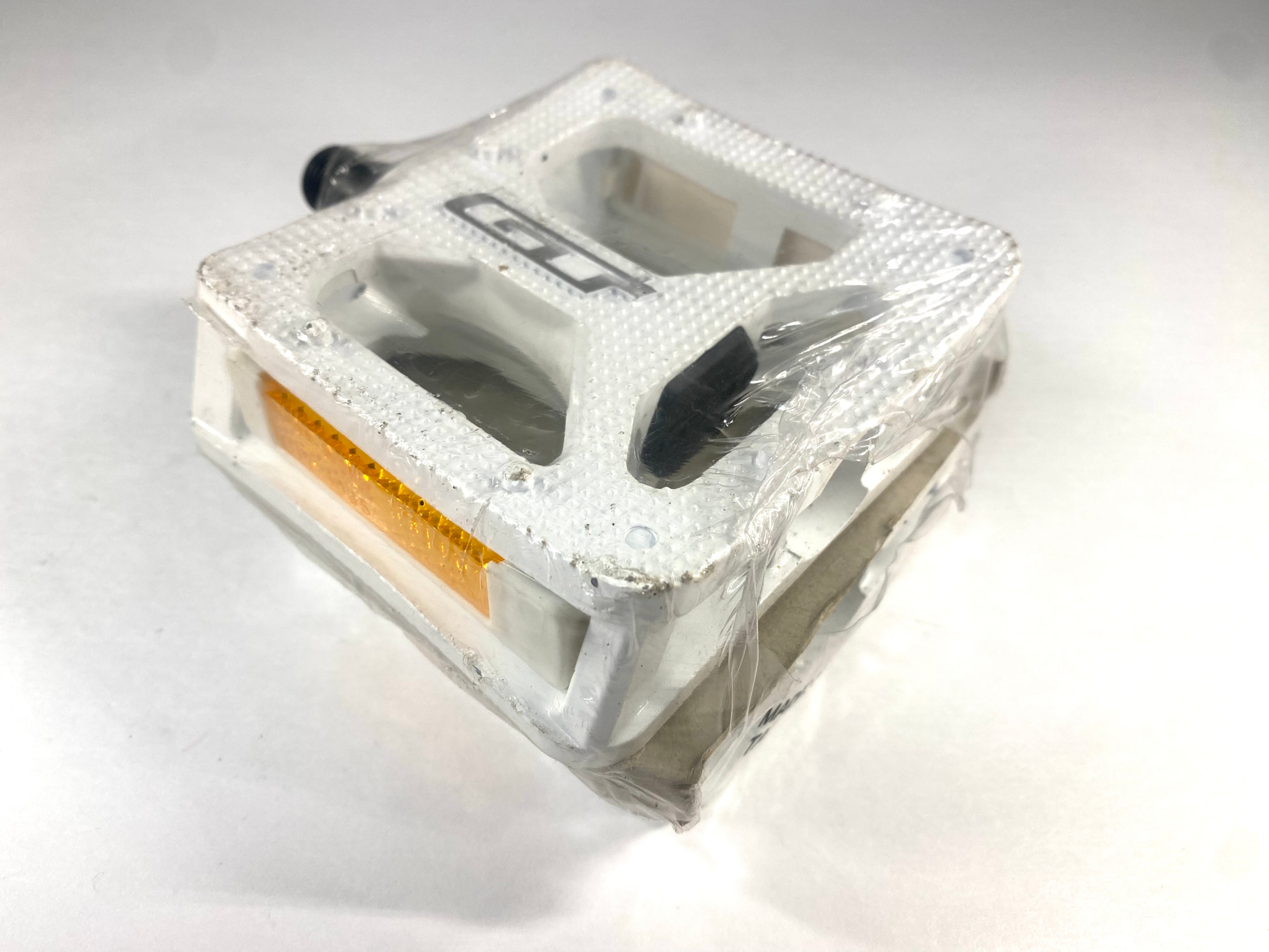 GT Mid School BMX Platform Pedals - White 9/16” (NOS)