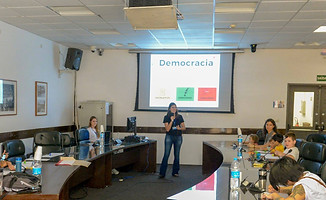 Mães e crianças na Câmara dos Vereadores