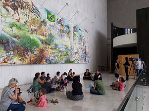 Mães e crianças na Assembleia Legislativa