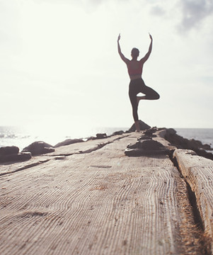 Yoga-Pose auf dem Pier