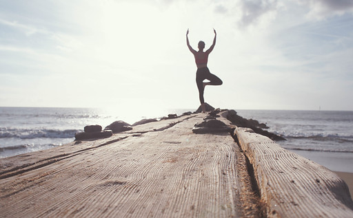 Yoga em um píer de madeira