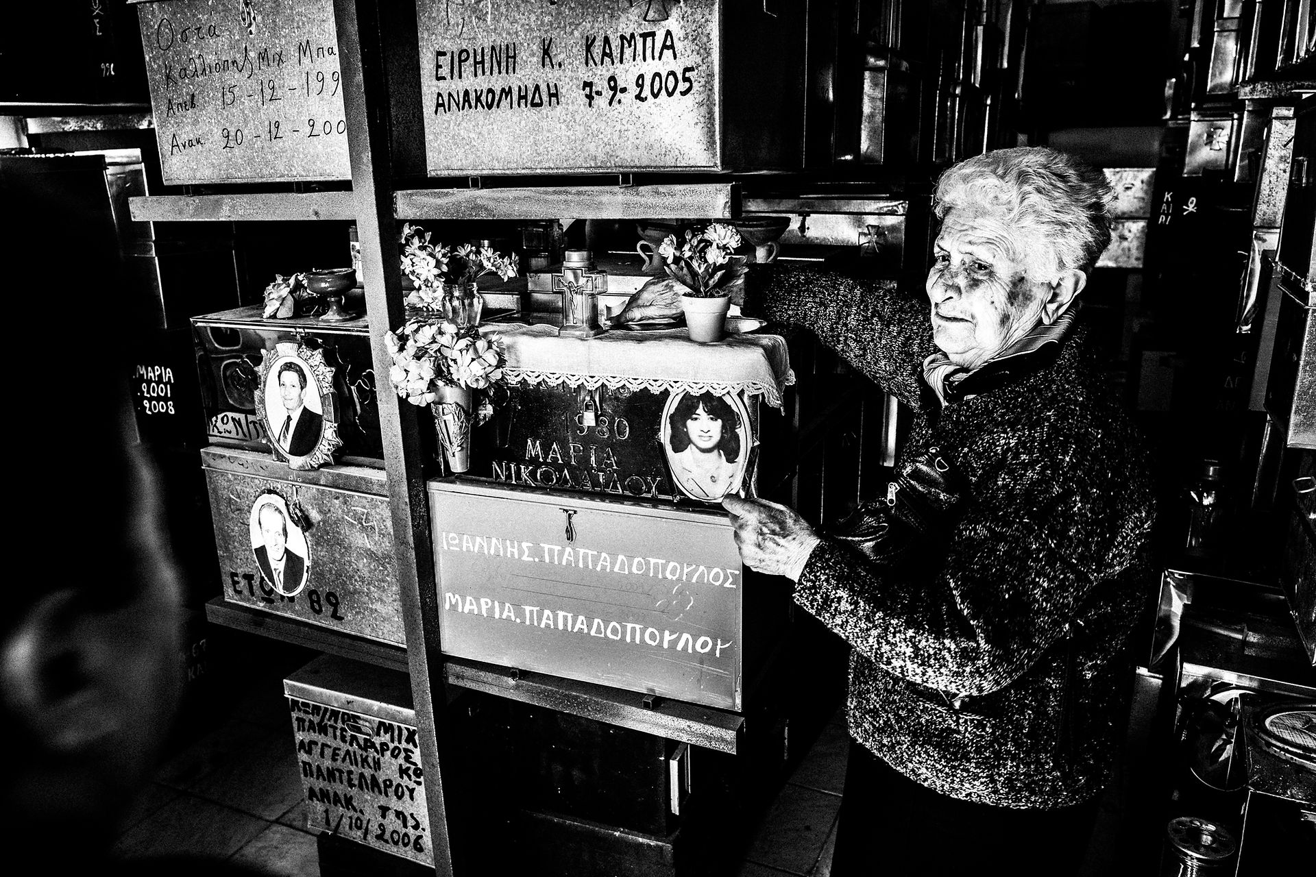 Χίος: Εικαστικό ταξίδι στις πασχαλινές παραδόσεις και τον ρουκετοπόλεμο στον Βροντάδο. Του Γιώργου Τατάκη