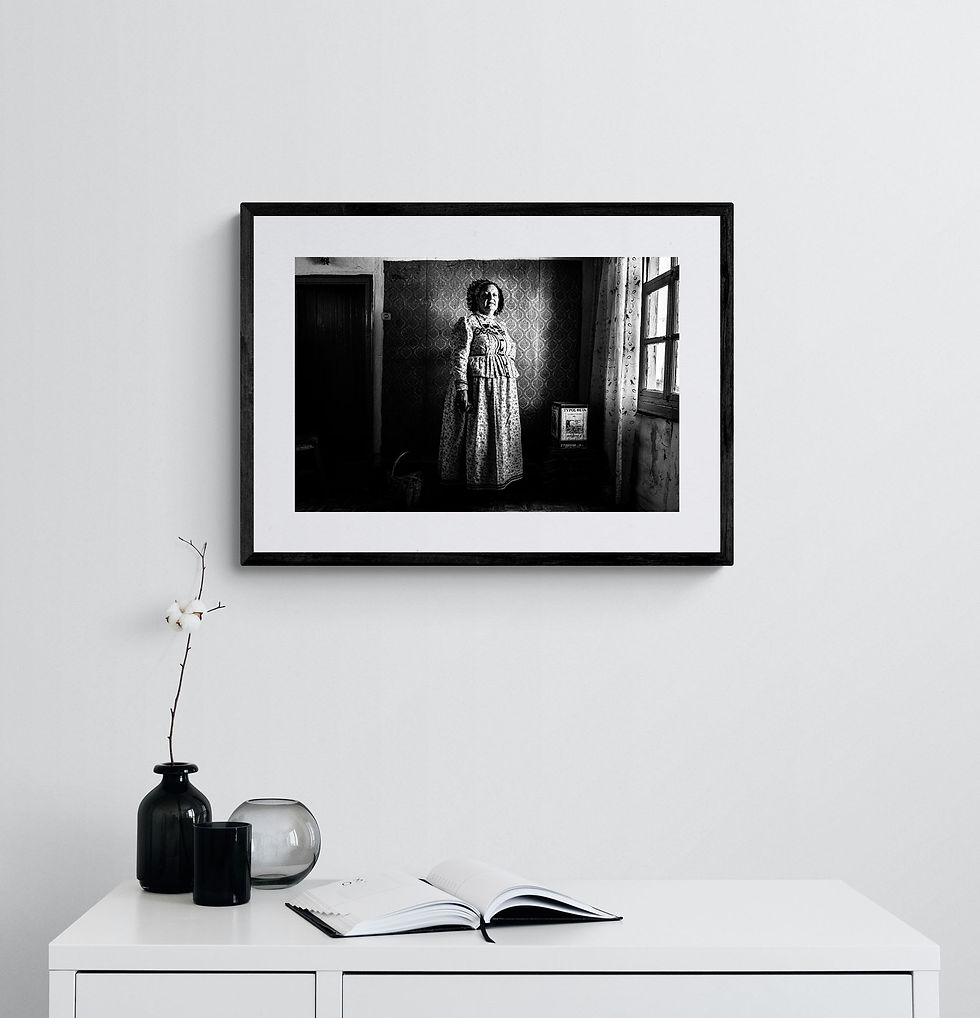 Μικρογραφία: Woman and Wallpaper, Nea Vyssa print framed on a white wall. Black-and-white photography by George Tatakis.
