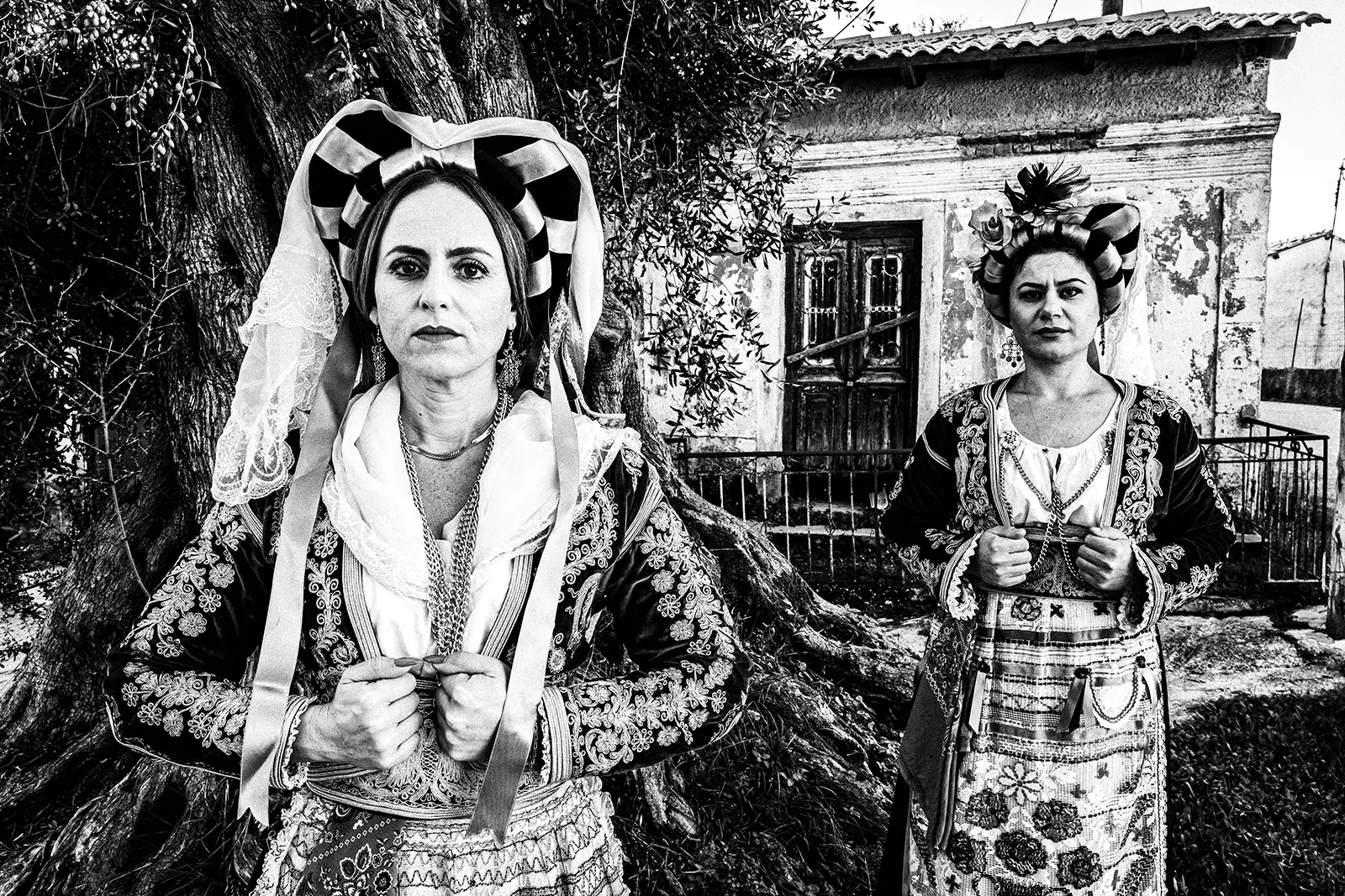 Τοπικές γυναικείες φορεσιές μέσα σε παραδοσιακό σπίτι στους Κορακάδες, Κέρκυρα, Ελλάδα -- του Γιώργου Τατάκη