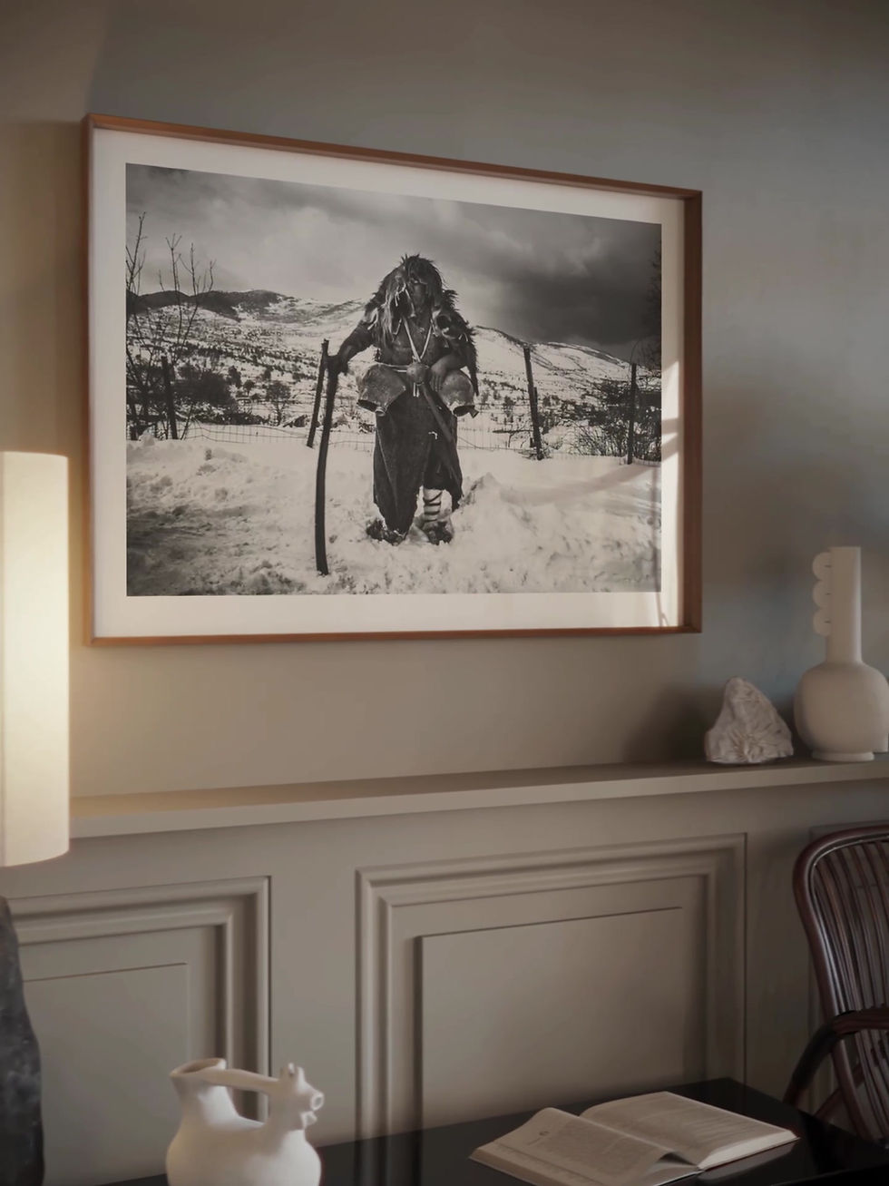 Μικρογραφία: Arapis at Volax Print framed inside a living room. Black-and-white photography by George Tatakis.