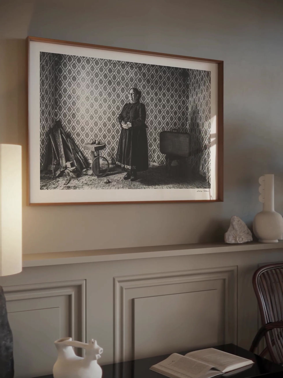 Μικρογραφία: Wallpaper Portrait print framed inside a living room. Black-and-white photography by George Tatakis.