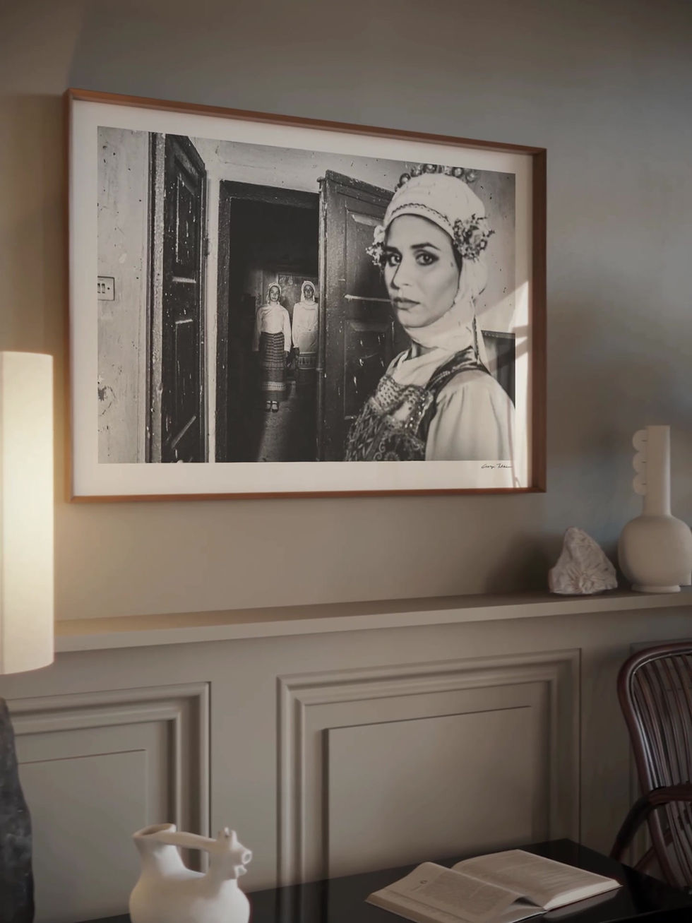 Μικρογραφία: Olympoi Women print framed inside a living room. Black-and-white photography by George Tatakis.