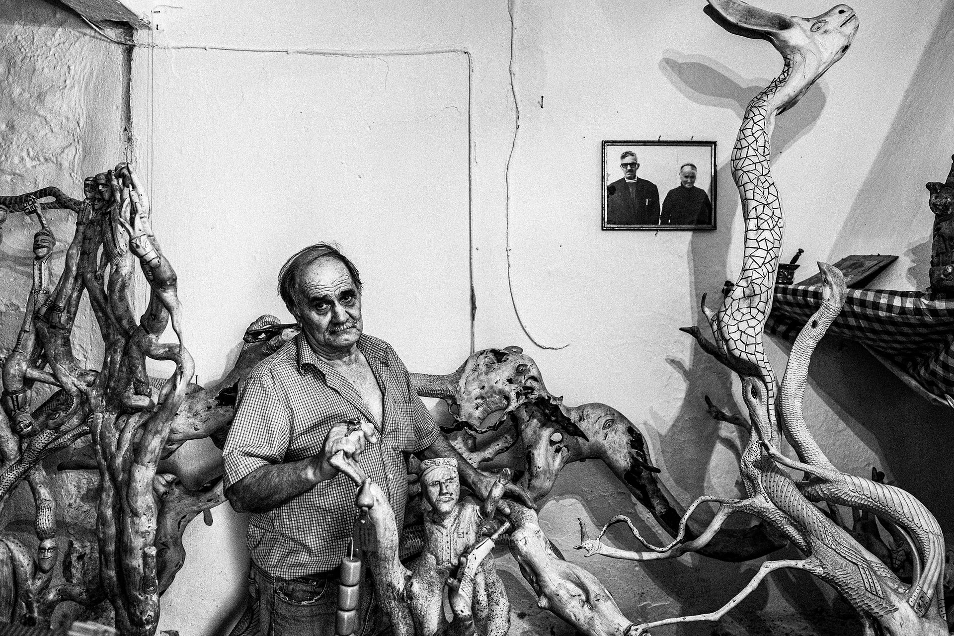 Stefanos in his workshop in Anogia, Rethymnon, Crete, by photographer George Tatakis