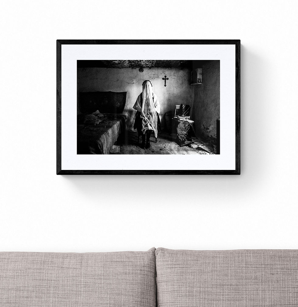 Μικρογραφία: Ermakia Bride print framed on a white wall. Black-and-white photography by George Tatakis.