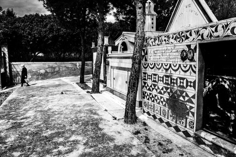 Χίος: Εικαστικό ταξίδι στις πασχαλινές παραδόσεις και τον ρουκετοπόλεμο στον Βροντάδο. Του Γιώργου Τατάκη