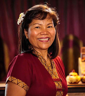 Erfahrene Thai-Masseurin bei Amazing Thai – Für eine individuelle und wohltuende Massage-Behandlung.