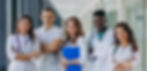 equipe-de-jovens-medicos-especialistas-em-pe-no-corredor-do-hospital.jpg
