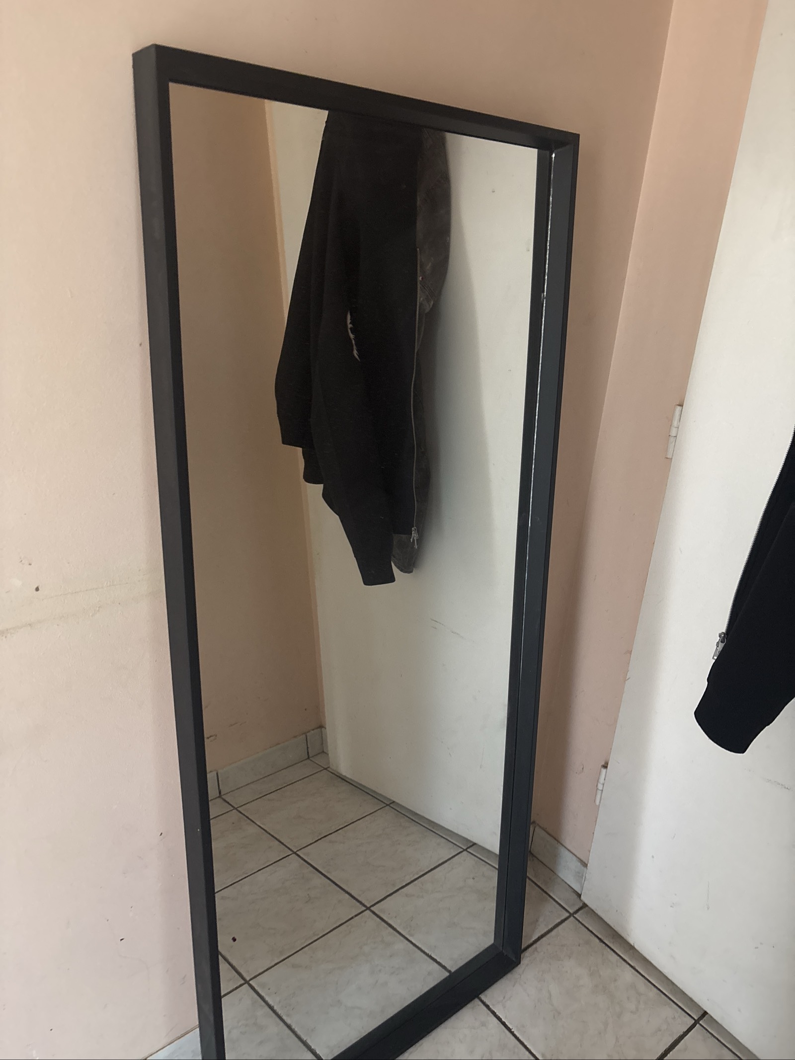 Grand miroir rectangulaire avec cadre noir