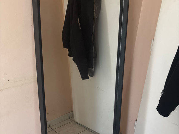 Grand miroir rectangulaire avec cadre noir