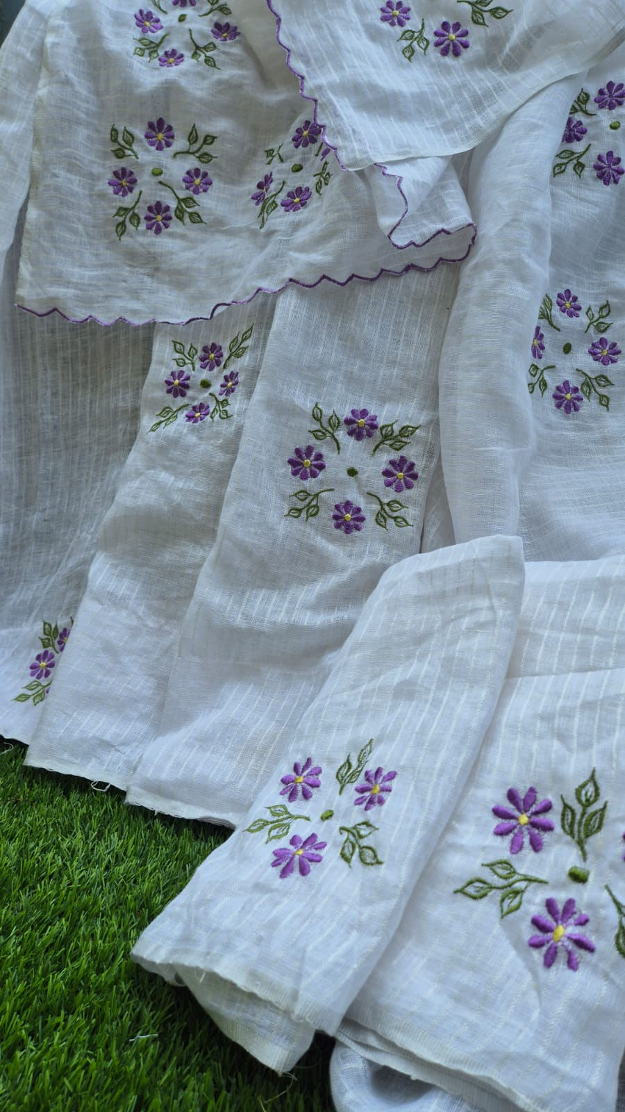 Thumbnail: This saree offers a breathable linen fabric