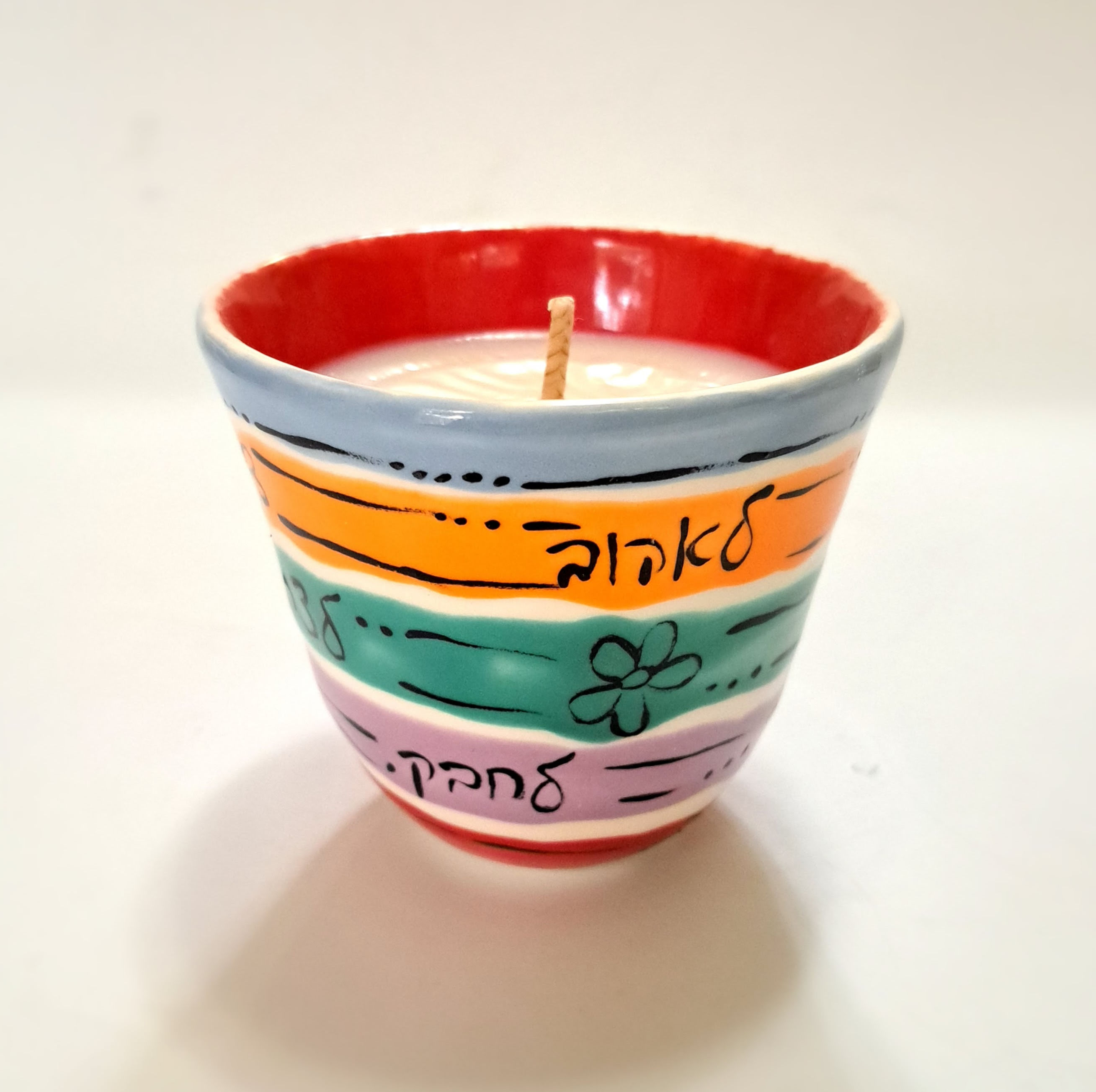 ספל ובתוכו נר משעוות סויה עם מילות השראה