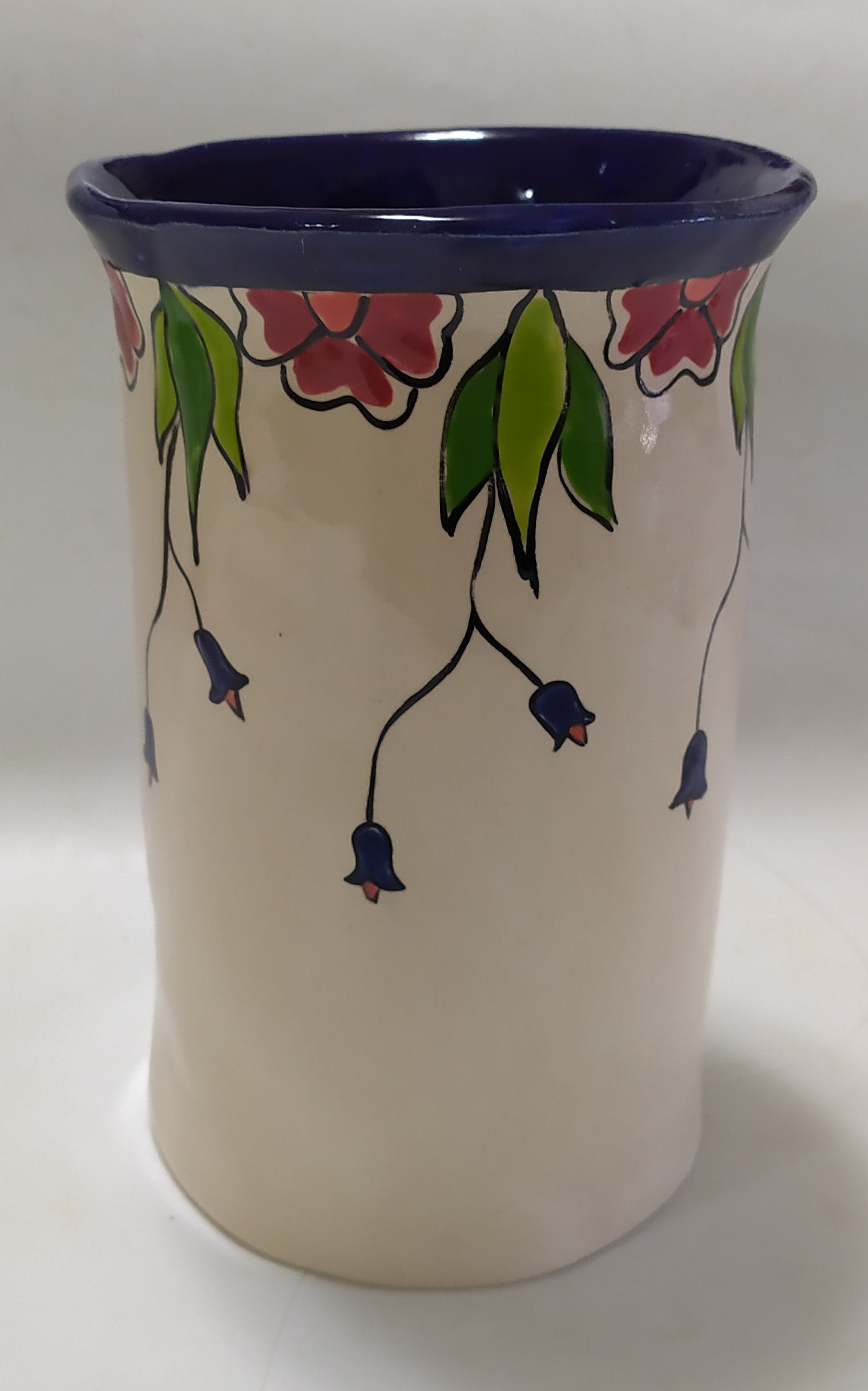 כד עם איור פרחים