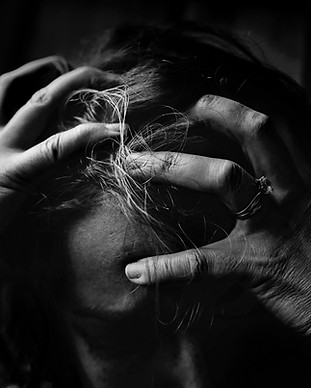 adult-alone-black-and-white-dark-551588.