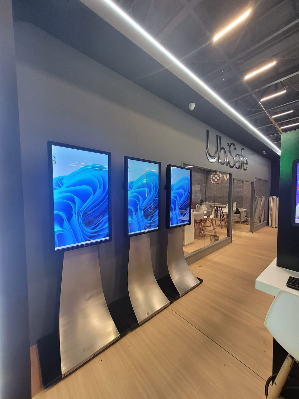 Totem interativo touchscreen para apresentação de conteúdo digital