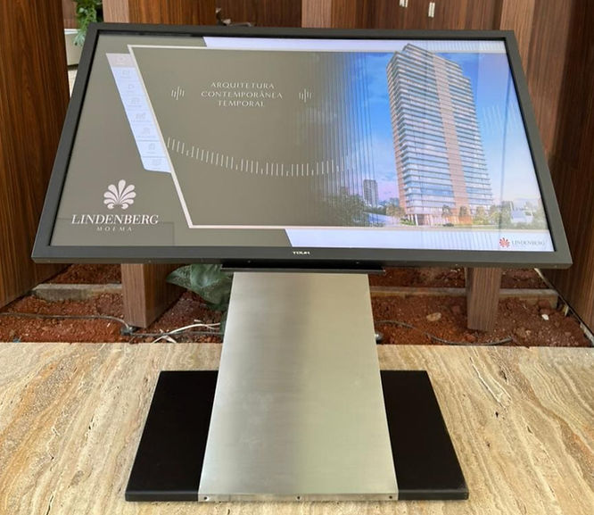 Mesa touch ou totem interativo: qual é a melhor opção para eventos?