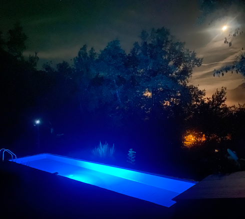 Piscine , lumineuse , soirée, étoiles, cabane, bois, chalet, bleu, luxe, luxueux, coloré, chaleureux, vacances , conques, conques en rouergue, Grand Vabre, aveyron , GR65 , insolite, cabane perché, isolée,