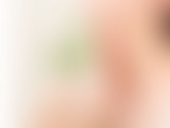 女性が首のリンパを触っている