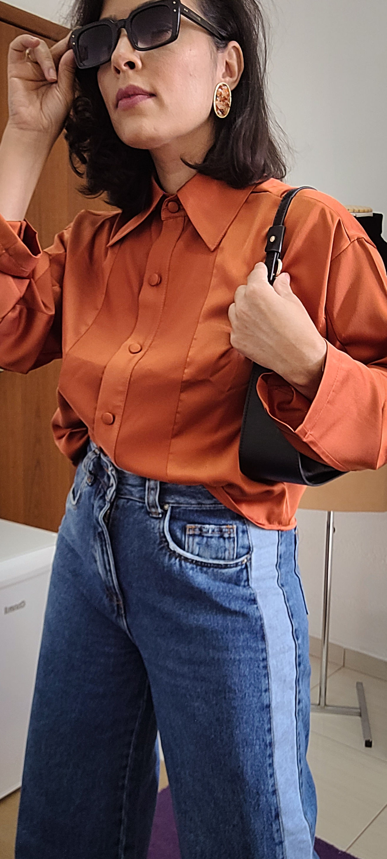 Camisa Alessa Cetim Castanho e Dourada.