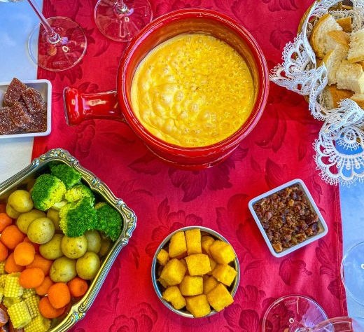 Fondue de queijo servido no Versoi Fondue, restaurante em Gramado, na Serra Gaúcha
