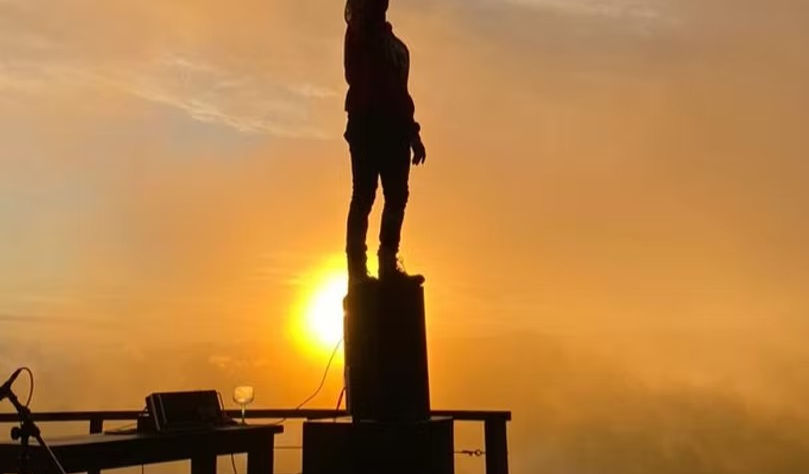 Olivas de Gramado em Gramado: escultura no deck do mirante iluminada pelo pôr do sol