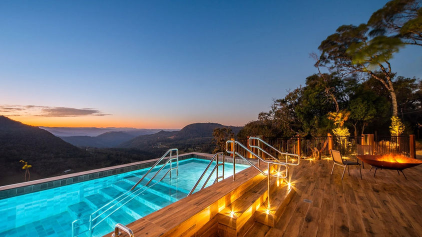 Piscina aquecida ao ar livre do Château Laghetto Collection em Gramado, lazer para adultos e crianças