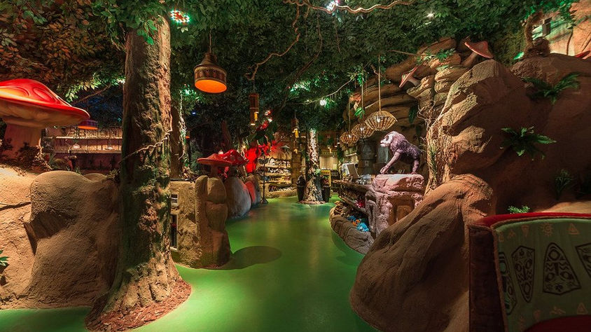 Ambiente temático com cenografia de selva do Kongo Pizzaria, em Gramado, programa coberto