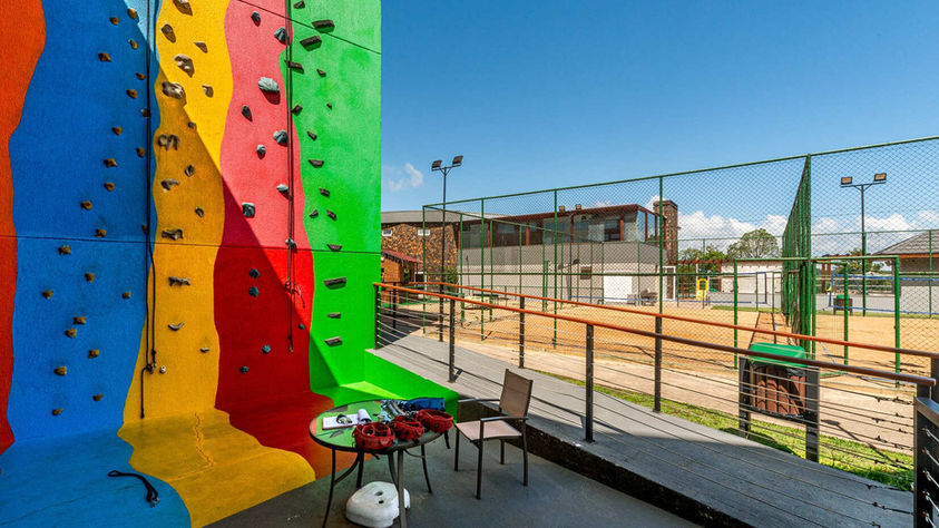 Reserva Laghetto Resort Golden com desconto DSTOUR: parede de escalada e piscina aquecida em Gramado