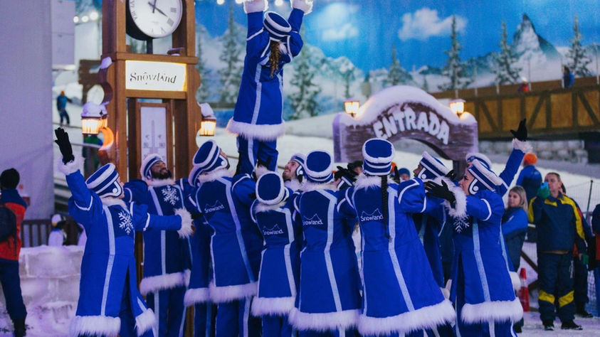 Visitantes equipados na entrada do Snowland, parque de neve indoor de Gramado