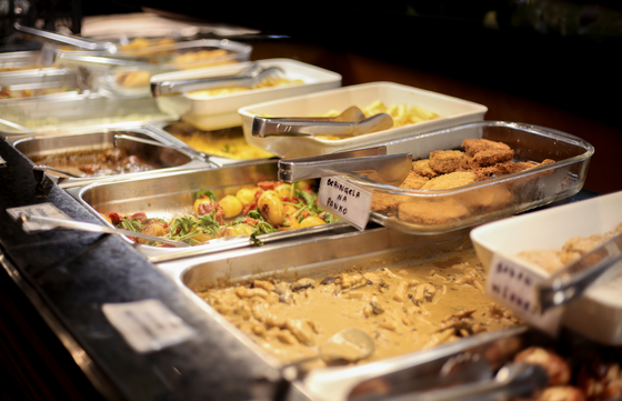 Buffet livre com pratos quentes servido em restaurante no centro de Gramado