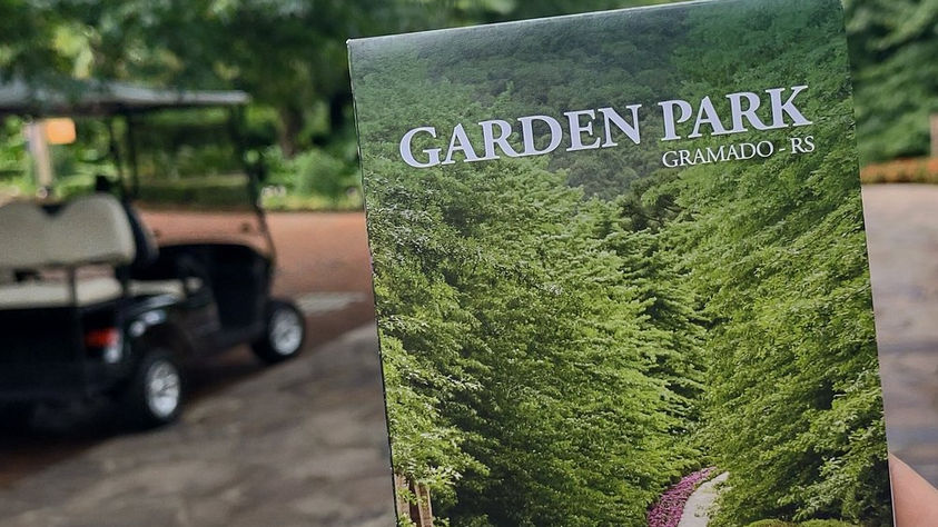 Entrada do Garden Park em Gramado, início do passeio pelo bosque e pelos jardins