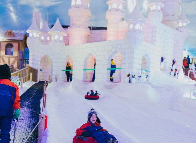 Ambiente interno do Snowland, parque de neve coberto em Gramado, ideal para dias de chuva