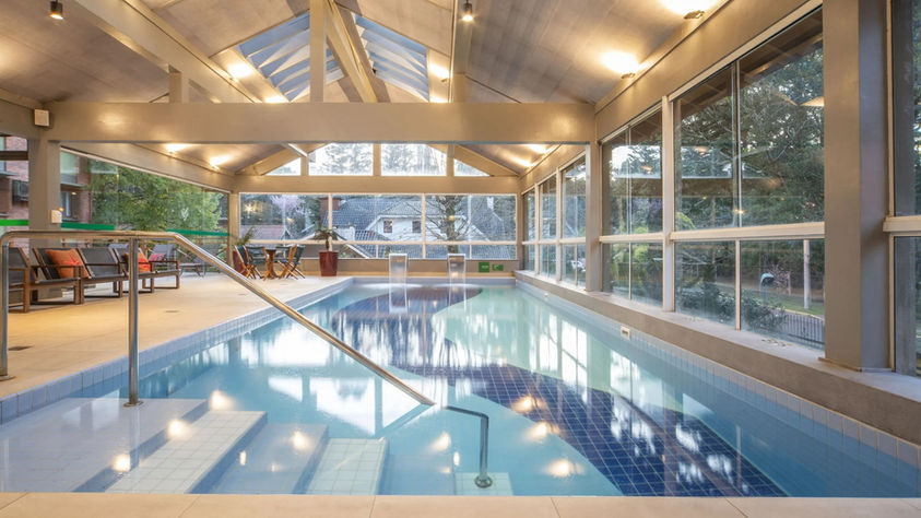 Piscina coberta e aquecida do Hotel Laghetto Gramado, em Gramado, na Serra Gaúcha