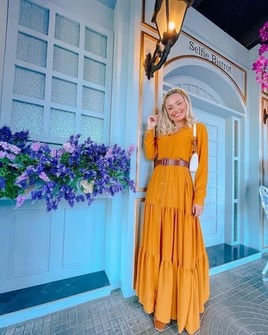 Parede de flores do Selfie Gramado, cenário de fotos para casais em Gramado